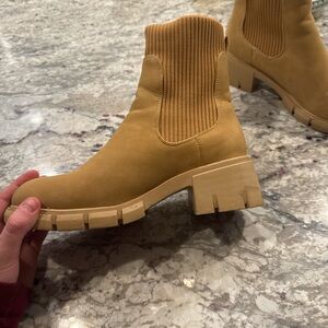 Brown women’s boots size US nine